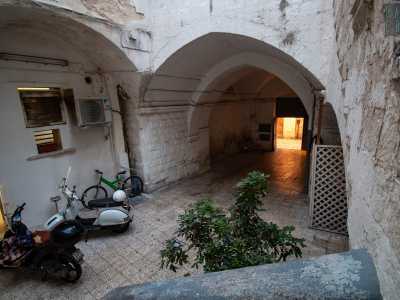 Il passaggio permette l�ingresso in una �corte�, all�apparenza non diversa dalle tante che punteggiano il centro storico